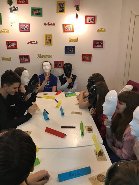 О, Боги Итальянской Мафии😎  Дон Карлеоне у руля в ДЦ Казинаки. Мафиози от 10 лет и старше приглашаются отметить самый крутой день рождения, выпускной или школьный корпоратив. Мафия может устроить логово на Вашей территории(школа, дом, кафе и т.д.), а можно на штаб-квартире в ДРЦ Казинаки по адресу ул. Промышленная, 1🙊🙉🙈  2 часа игры +гангста-коктейли+MAFIAффины (Стоимость указана за одного человека, набираются команды от 10 человек)